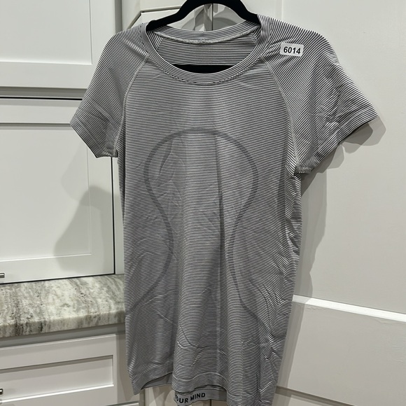 (6014)  🍋 LULULEMON RUN: Swiftly Tech Short Sleeve *Stripe Sz 12 - Picture 6 of 8